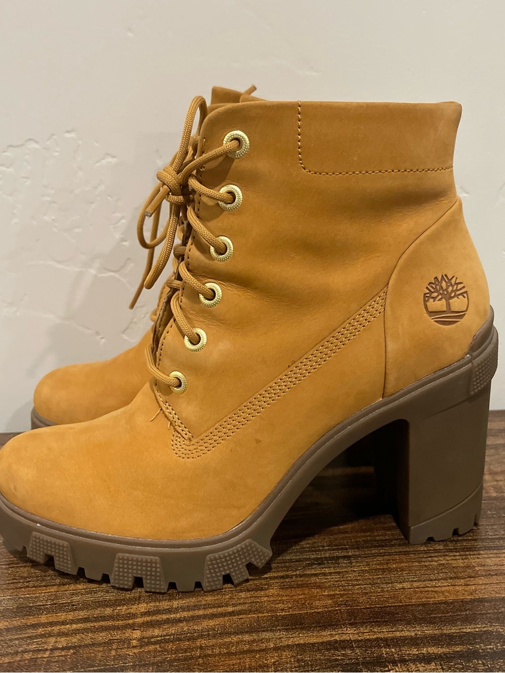 Timberland Women's Wheat Lug-Heel Lace-Up Boot Size 8 Fall Winter